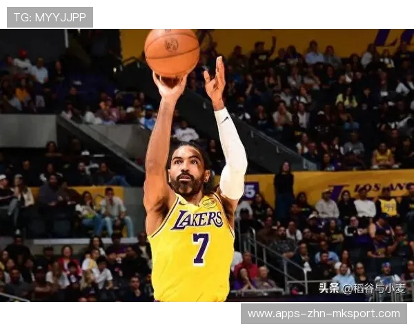 湖人队攻防两端配合默契，冲击季后赛，湖人对队员