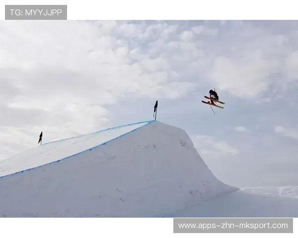 滑雪大跳台选手挑战禁忌动作，全场尖叫